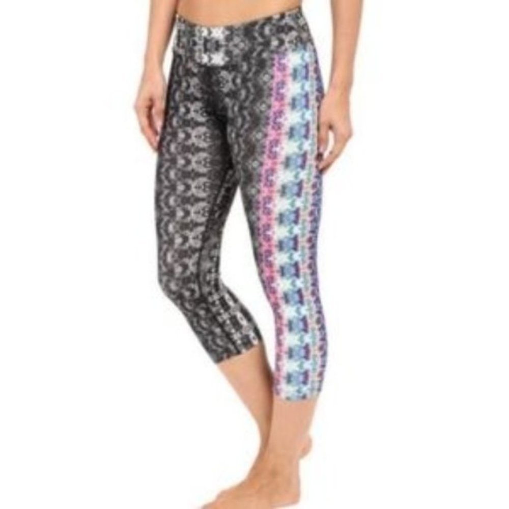 Women's Patterned Capri Leggings in Black & Multi